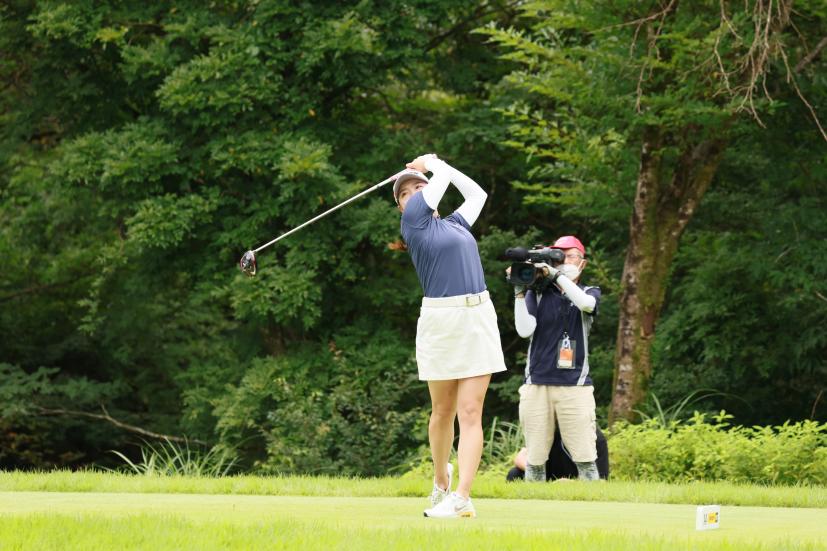 勝みなみのドライバースイング（斜め前方）連続写真【CATレディス2022】