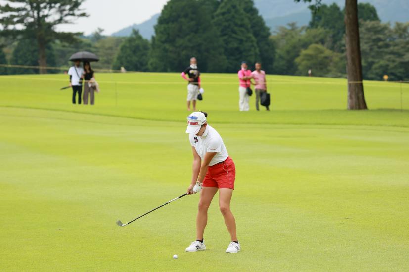 岩井千怜のアイアンスイング（斜め前方）連続写真【CATレディス2022】