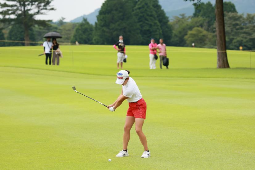 岩井千怜のアイアンスイング（斜め前方）連続写真【CATレディス2022】