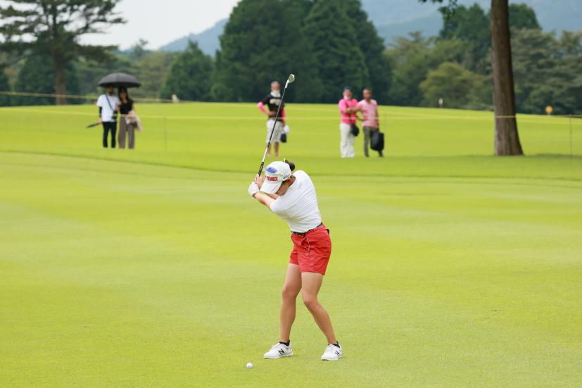 岩井千怜のアイアンスイング（斜め前方）連続写真【CATレディス2022】