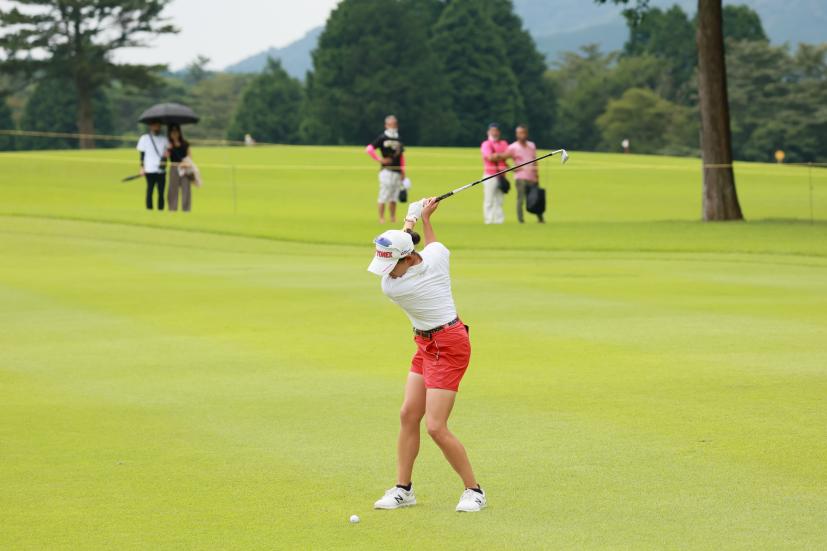 岩井千怜のアイアンスイング（斜め前方）連続写真【CATレディス2022】