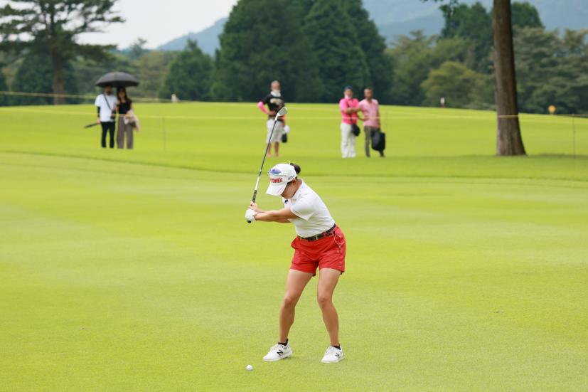 岩井千怜のアイアンスイング（斜め前方）連続写真【CATレディス2022】