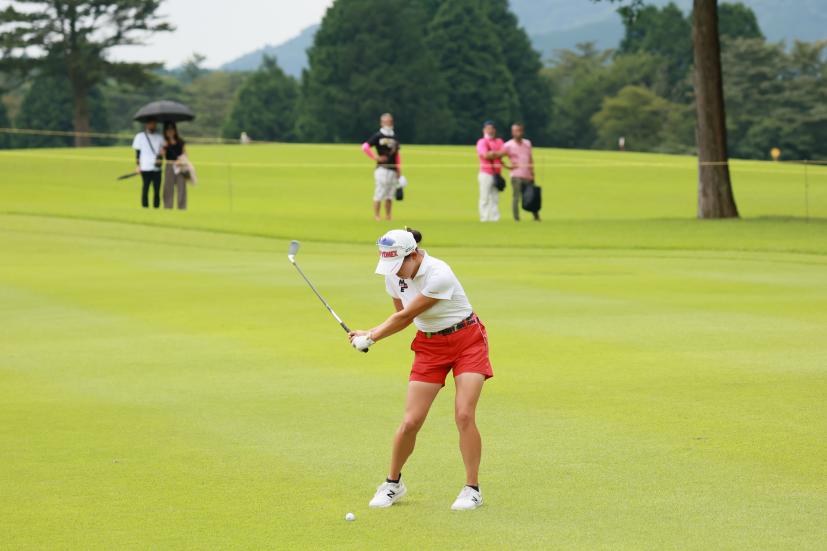 岩井千怜のアイアンスイング（斜め前方）連続写真【CATレディス2022】