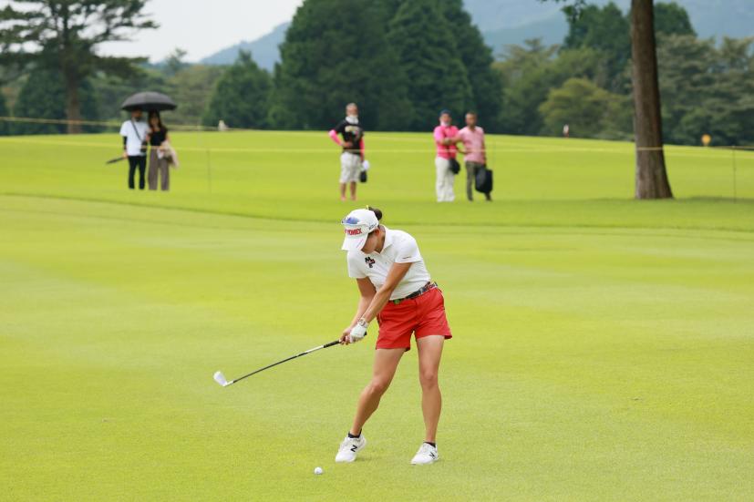 岩井千怜のアイアンスイング（斜め前方）連続写真【CATレディス2022】