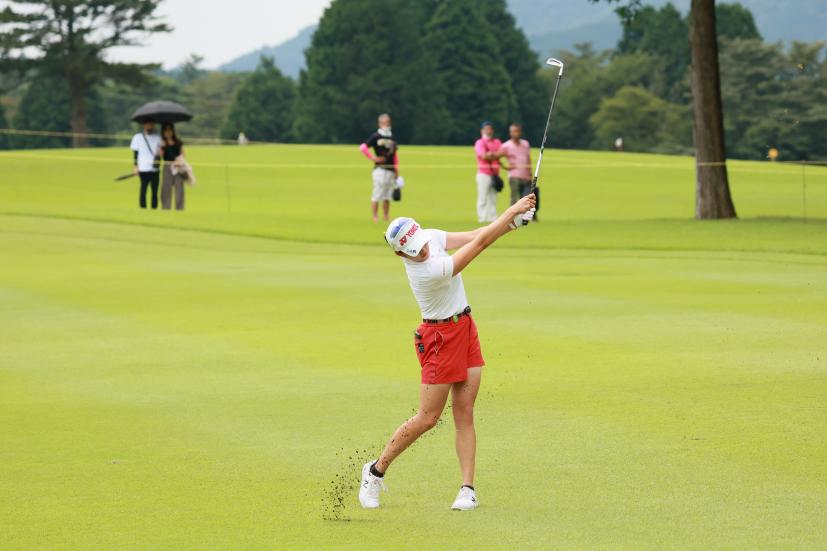 岩井千怜のアイアンスイング（斜め前方）連続写真【CATレディス2022】