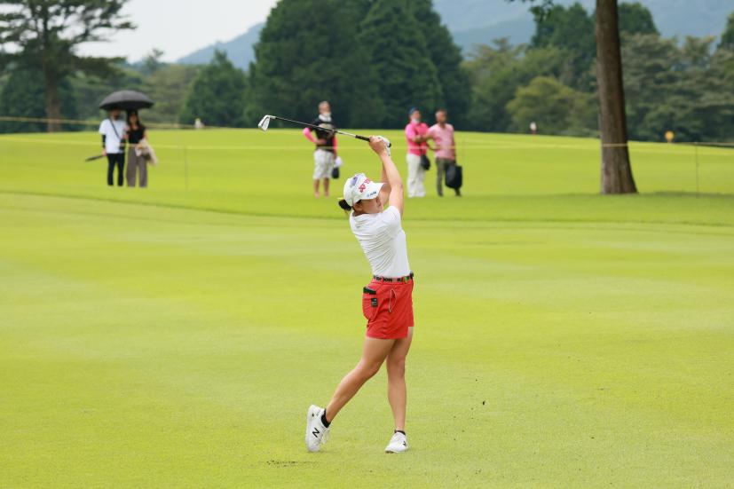 岩井千怜のアイアンスイング（斜め前方）連続写真【CATレディス2022】