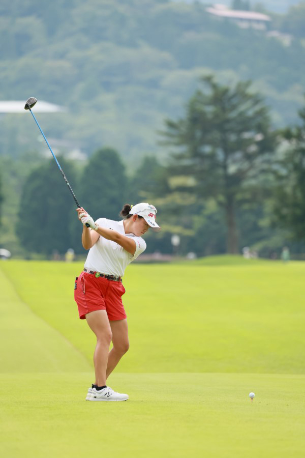 岩井千怜のドライバースイング（後方）連続写真【CATレディス2022】