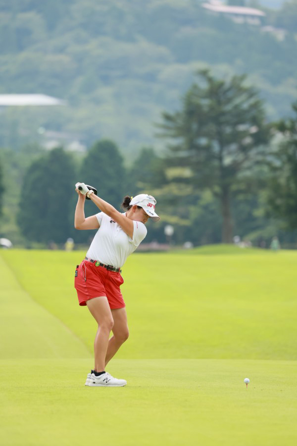 岩井千怜のドライバースイング（後方）連続写真【CATレディス2022】