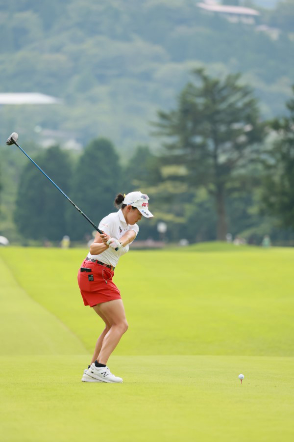 岩井千怜のドライバースイング（後方）連続写真【CATレディス2022】