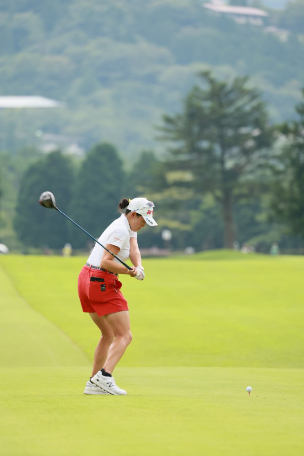 岩井千怜のドライバースイング（後方）連続写真【CATレディス2022】