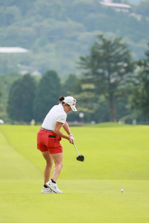 岩井千怜のドライバースイング（後方）連続写真【CATレディス2022】