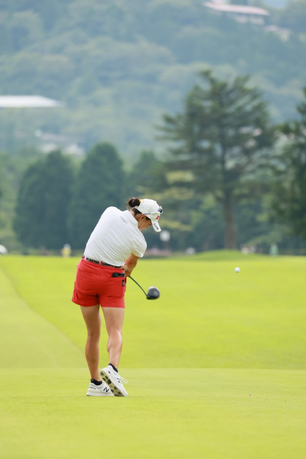 岩井千怜のドライバースイング（後方）連続写真【CATレディス2022】