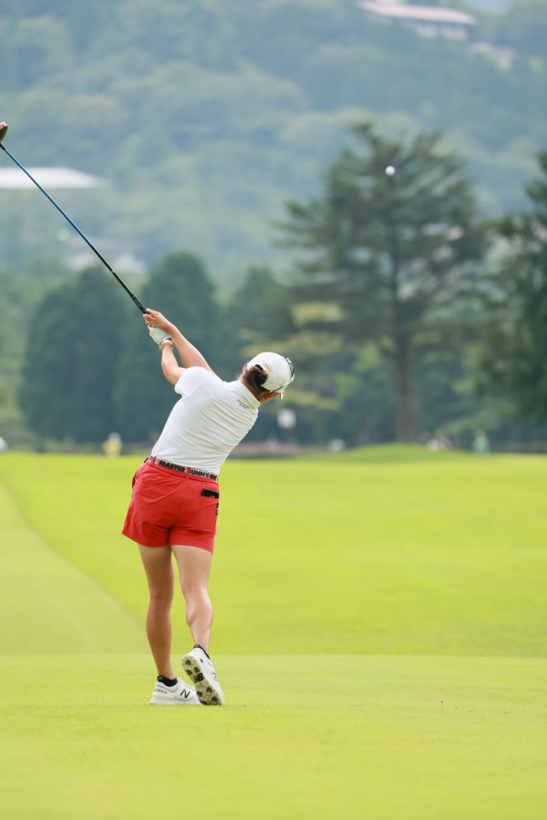 岩井千怜のドライバースイング（後方）連続写真【CATレディス2022】