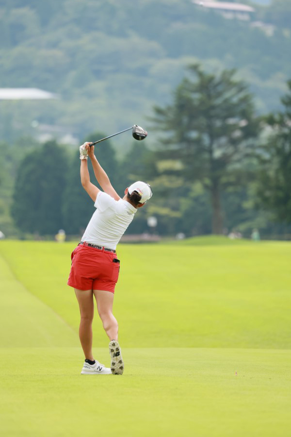 岩井千怜のドライバースイング（後方）連続写真【CATレディス2022】