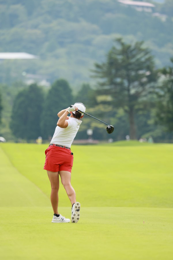 岩井千怜のドライバースイング（後方）連続写真【CATレディス2022】