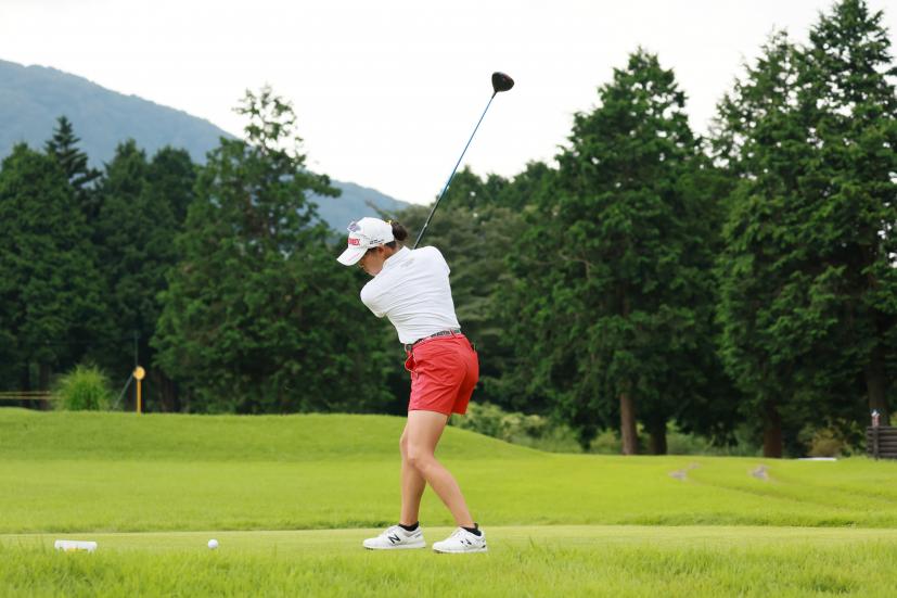 岩井千怜のドライバースイング（斜め前方）連続写真【CATレディス2022】