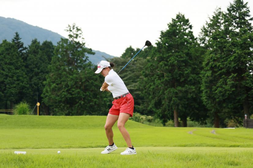 岩井千怜のドライバースイング（斜め前方）連続写真【CATレディス2022】