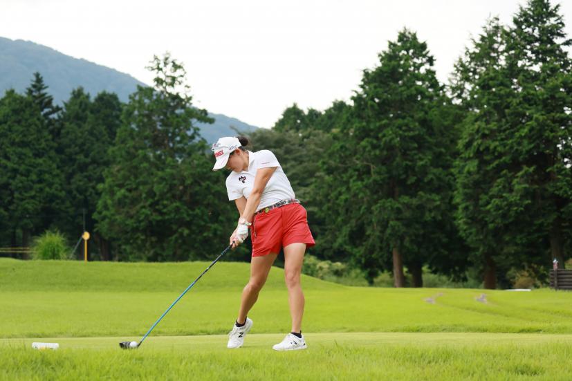 岩井千怜のドライバースイング（斜め前方）連続写真【CATレディス2022】