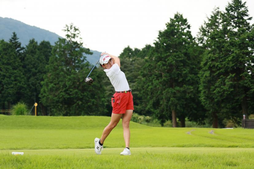 岩井千怜のドライバースイング（斜め前方）連続写真【CATレディス2022】