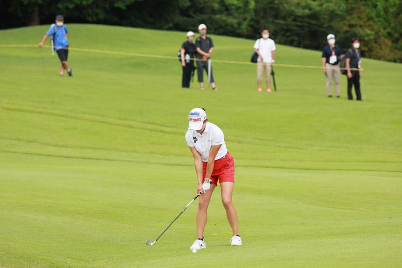 岩井千怜のアイアンスイング（正面）連続写真【CATレディス2022】