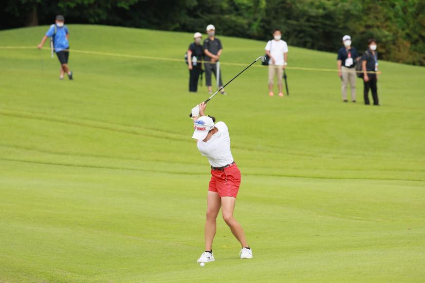 岩井千怜のアイアンスイング（正面）連続写真【CATレディス2022】