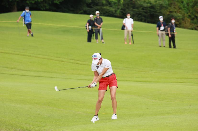 岩井千怜のアイアンスイング（正面）連続写真【CATレディス2022】