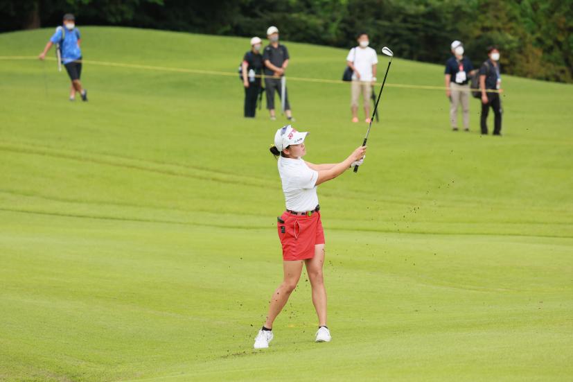 岩井千怜のアイアンスイング（正面）連続写真【CATレディス2022】