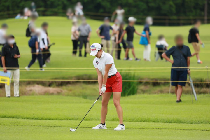 岩井千怜のアイアンスイング（斜め前方）連続写真【CATレディス2022】