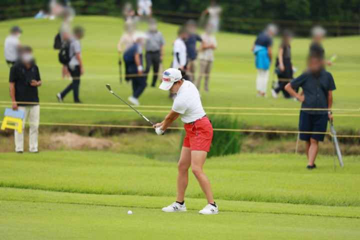 岩井千怜のアイアンスイング（斜め前方）連続写真【CATレディス2022】