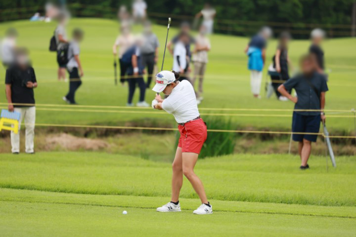 岩井千怜のアイアンスイング（斜め前方）連続写真【CATレディス2022】