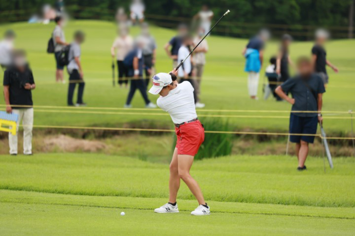 岩井千怜のアイアンスイング（斜め前方）連続写真【CATレディス2022】