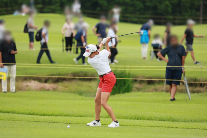 岩井千怜のアイアンスイング（斜め前方）連続写真【CATレディス2022】