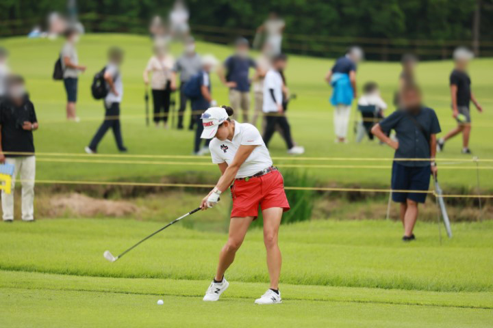 岩井千怜のアイアンスイング（斜め前方）連続写真【CATレディス2022】