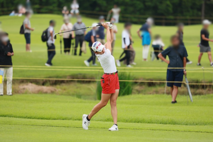 岩井千怜のアイアンスイング（斜め前方）連続写真【CATレディス2022】