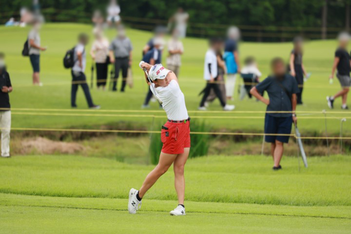 岩井千怜のアイアンスイング（斜め前方）連続写真【CATレディス2022】