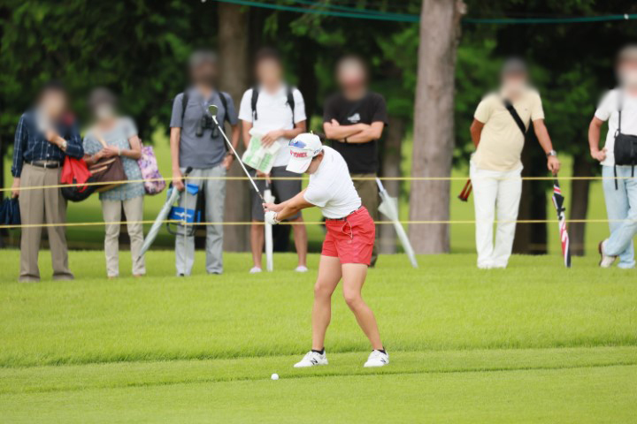 岩井千怜のウェッジスイング（斜め前方）連続写真【CATレディス2022】