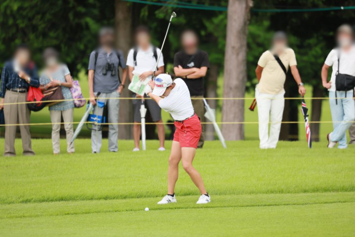 岩井千怜のウェッジスイング（斜め前方）連続写真【CATレディス2022】