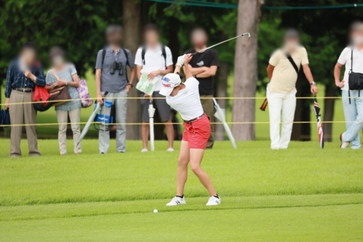 岩井千怜のウェッジスイング（斜め前方）連続写真【CATレディス2022】