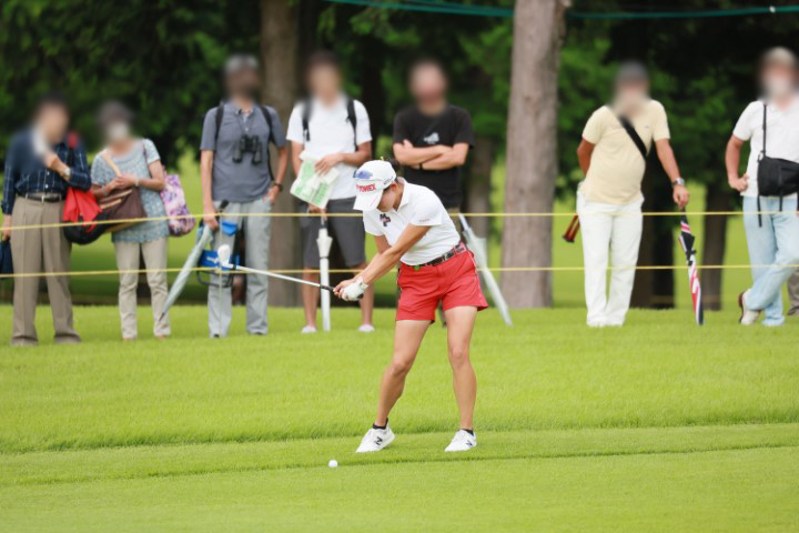 岩井千怜のウェッジスイング（斜め前方）連続写真【CATレディス2022】