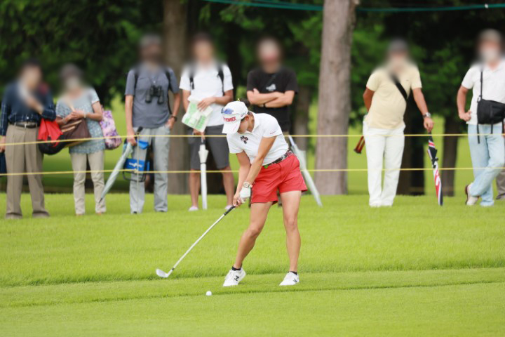 岩井千怜のウェッジスイング（斜め前方）連続写真【CATレディス2022】