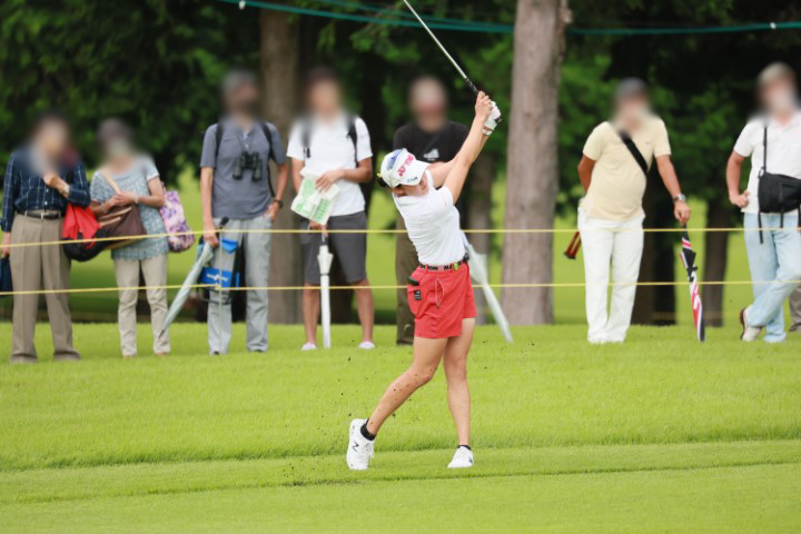 岩井千怜のウェッジスイング（斜め前方）連続写真【CATレディス2022】
