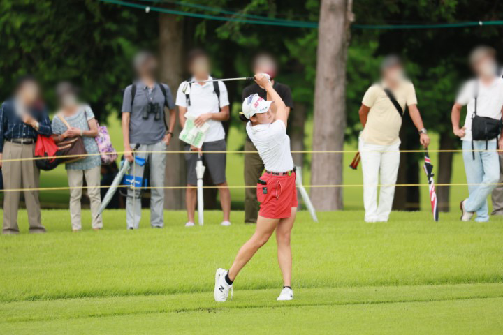 岩井千怜のウェッジスイング（斜め前方）連続写真【CATレディス2022】