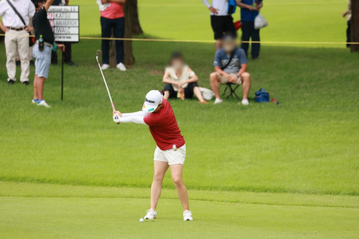 勝みなみのウェッジスイング（正面）連続写真【CATレディス2022】