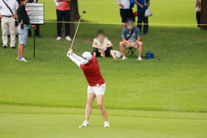 勝みなみのウェッジスイング（正面）連続写真【CATレディス2022】