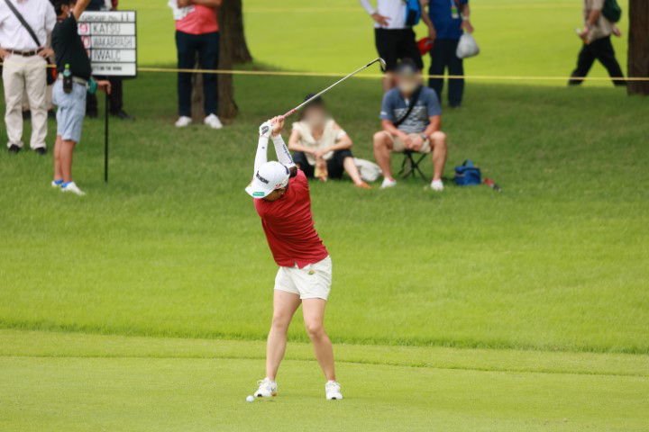 勝みなみのウェッジスイング（正面）連続写真【CATレディス2022】