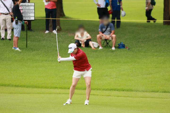 勝みなみのウェッジスイング（正面）連続写真【CATレディス2022】