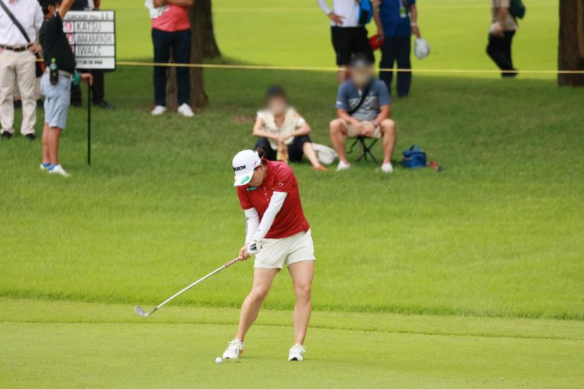 勝みなみのウェッジスイング（正面）連続写真【CATレディス2022】