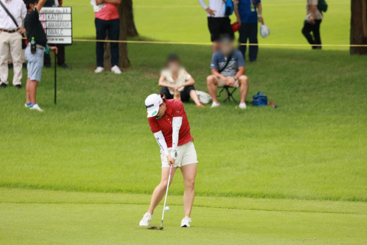 勝みなみのウェッジスイング（正面）連続写真【CATレディス2022】