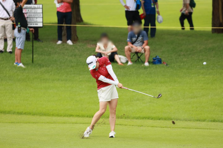 勝みなみのウェッジスイング（正面）連続写真【CATレディス2022】