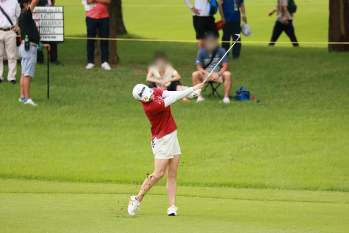 勝みなみのウェッジスイング（正面）連続写真【CATレディス2022】